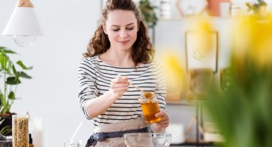 gelée royale pour adulte, femme réalisant une préparation à base de produits de la ruche