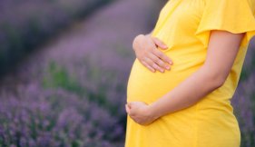 Femme enceinte devant un champ de lavandes vue liste